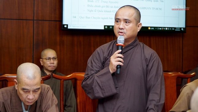 Thượng tọa Thích Tâm Hải báo cáo về công tác truyền thông