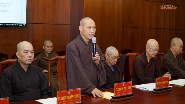 Thượng tọa Thích Trí Chơn báo cáo tại buổi họp Thượng tọa Thích Trí Chơn báo cáo tại buổi họp