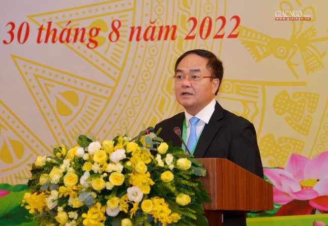 Ông Vũ Chiến Thắng báo cáo những đóng góp của các tổ chức tôn giáo