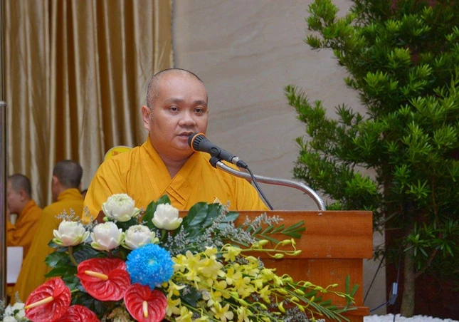 Thượng tọa Thích Trung Nguyện đọc quyết định chuẩn y nhân sự của Ban Thường trực Ban Trị sự GHPGVN TP.HCM