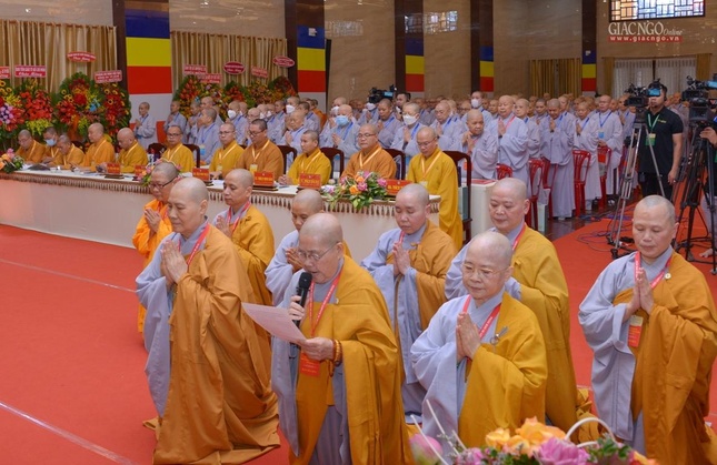 Ni trưởng Thích nữ Từ Nhẫn, tân Trưởng ban Phân ban Ni giới TP.HCM phát biểu nhận nhiệm vụ