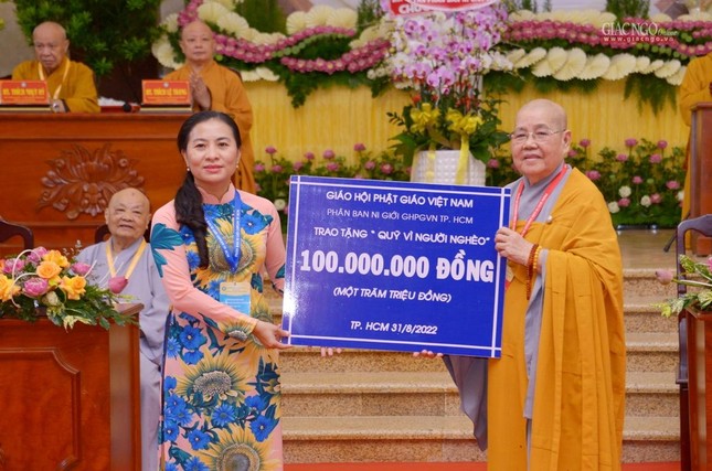 Trao quà quà ủng hộ Quỹ Vì người nghèo Ủy ban MTTQVN TP.HCM