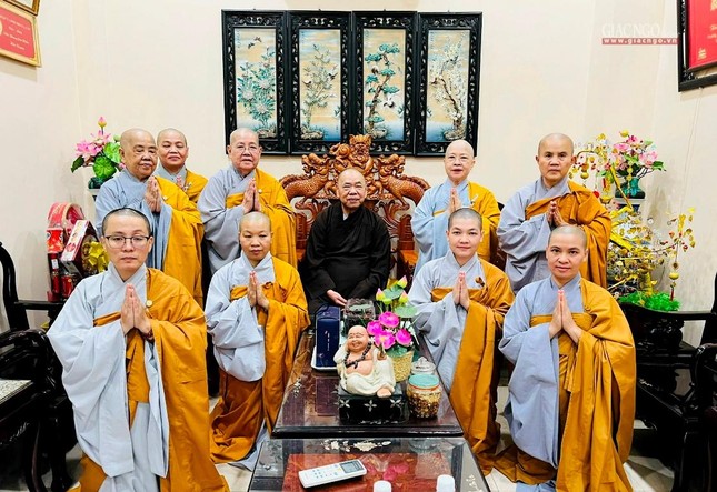 Chụp ảnh lưu niệm cùng Hòa thượng Thích Thiện Pháp - Ảnh L.N