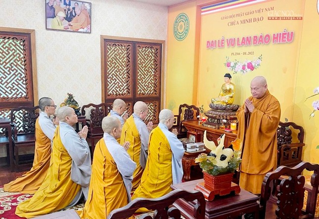 Chư Ni Phân ban Ni giới TP.HCM đảnh lễ Hòa thượng Chủ tịch Hội đồng Trị sự GHPGVN