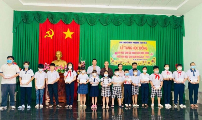 Trao quà khuyến học đến học sinh khó khăn phường Tân Tiến - Ảnh: Q.A