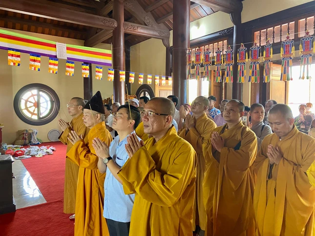 Chư tôn đức, cùng quý khách thành kính dâng hương khánh tạ Tam bảo chùa Linh Quang