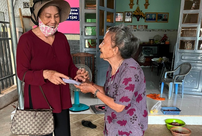 Phật tử Nhật Ba trao quà đến nghèo già neo đơn