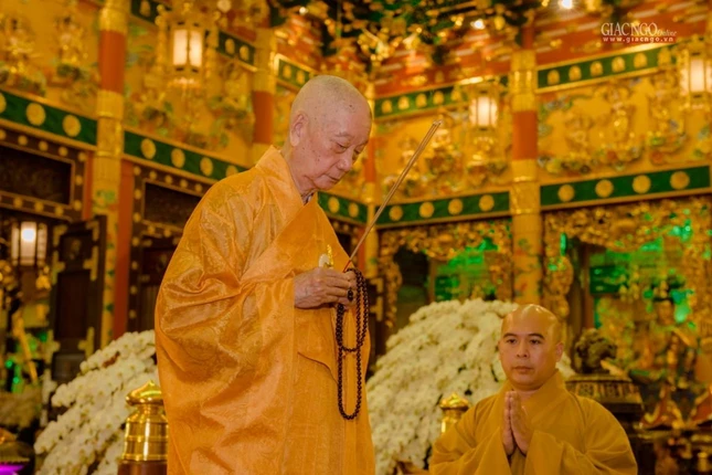 Trưởng lão Hòa thượng Thích Trí Quảng, Quyền Pháp chủ GHPGVN niêm hương tại chánh điện chùa Minh Thành