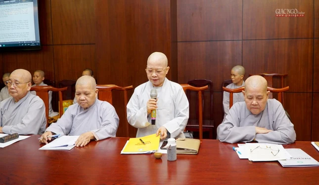 Ni trưởng Thích nữ Như Thảo báo cáo công tác tổ chức lễ công bố quyết định chuẩn y nhân sự Phân ban Ni giới TP.HCM