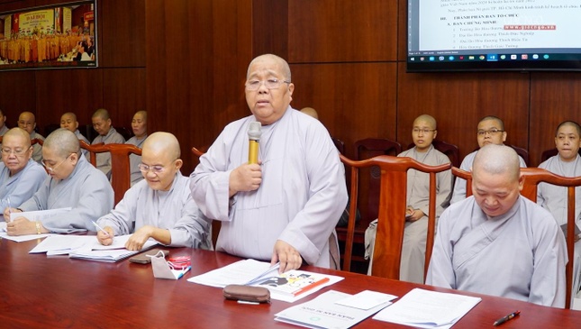 Ni sư Thích nữ Lệ Thuận phát biểu tại buổi họp