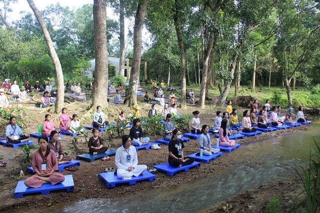 Học viên thực tập thiền trong môi trường gần gũi với thiên nhiên Học viên thực tập thiền trong môi trường gần gũi với thiên nhiên