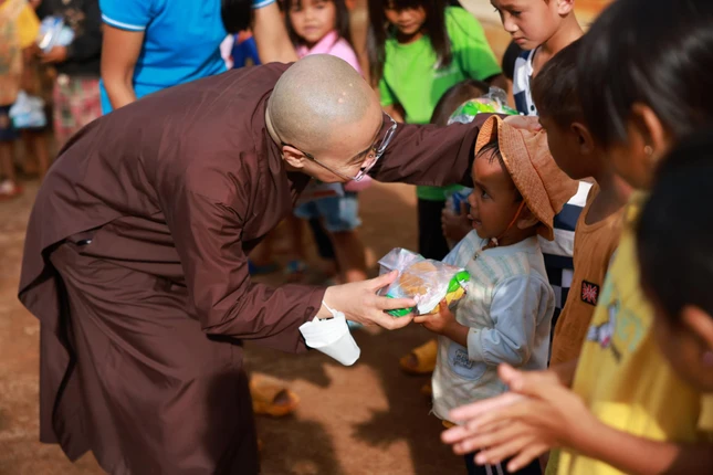 Ni sư Thích nữ Huệ Dâng trao quà cho trẻ em tỉnh Gia Lai