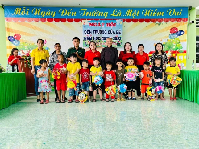 Chùa Hiếu Đức tráo quà trung thu cho trẻ vùng sâu