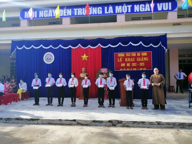 Đại đức Thích Đồng Tài trao quà học sinh nhân lễ khai giảng năm học mới