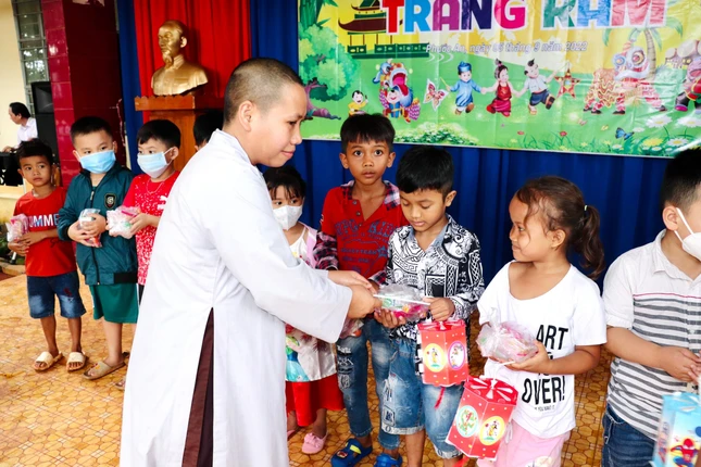 Sư cô Thích nữ Nhuận Trí, trụ trì chùa Thanh An trao quà đến các em nhân Tết Trung thu