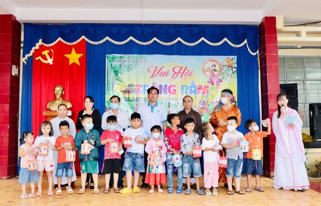 Chùa Thanh Lâm phát quà tại xã Phước An