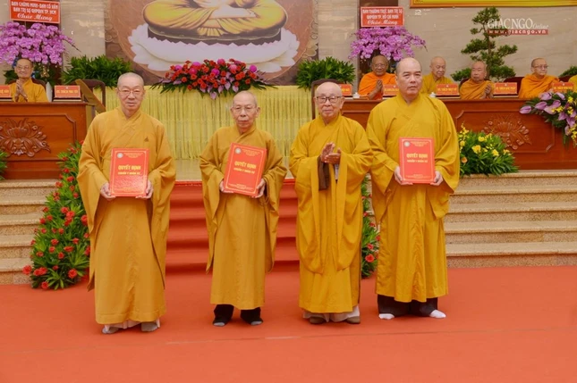 Trưởng ban Kiểm soát, Pháp chế, Kinh tế - Tài chính nhận quyết định