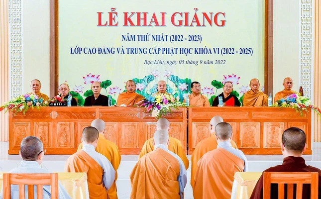 Tăng Ni Trường Trung cấp Phật học Bạc Liêu phát nguyện trau dồi tu học trước chư tôn đức chứng minh, Ban Giám hiệu