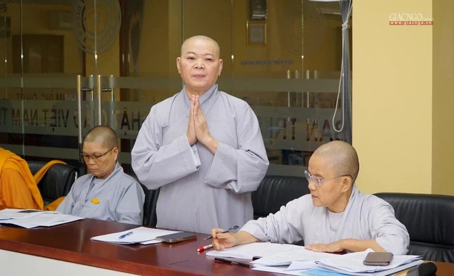 Ni sư Thích nữ Huệ Tuyến, Trưởng Tiểu ban Lưu trú báo cáo công tác về lưu trú của đại biểu