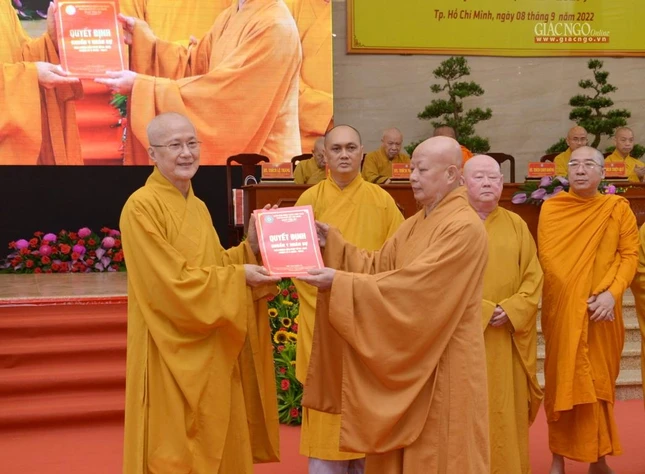 Hòa thượng Thích Lệ Trang trao quyết định đến Hòa thượng Thích Chơn Không