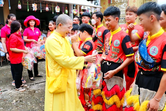 Ni sư Thích nữ Cẩn Liên tặng quà trung thu cho trẻ em
