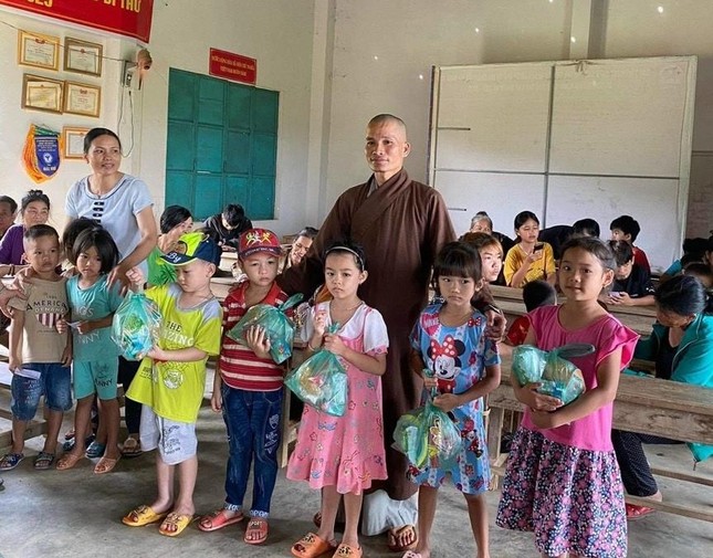 Đại đức Thích Thánh Trí, trụ trì chùa Pháp Huyền trao quà đến các em thiếu nhi