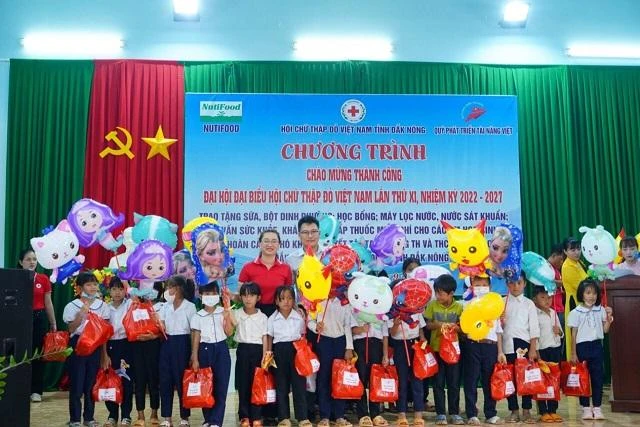 Trao quà cho học sinh khó khăn