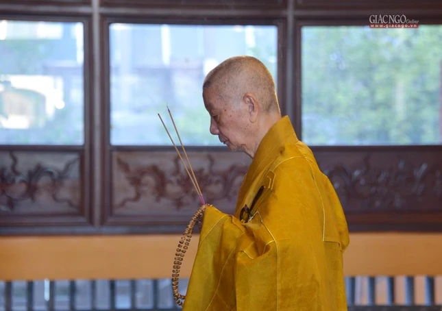 Đức Quyền Pháp chủ GHPGVN - Trưởng lão Hòa thượng Thích Trí Quảng thành kính niêm hương bạch Phật tại chánh điện Việt Nam Quốc Tự