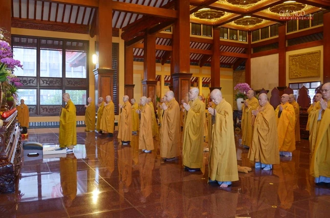 Đức Quyền Pháp chủ GHPGVN niêm hương bạch Phật