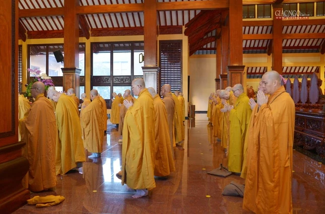 Chư Tăng TP.HCM thực hiện bố-tát tại chánh điện Việt Nam Quốc Tự