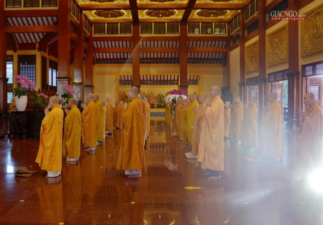 Chư Tăng thành kính đảnh lễ Tam bảo