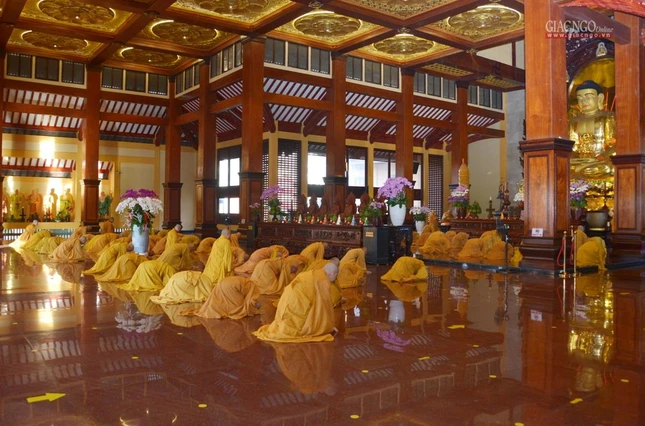 Chư Tăng đảnh lễ Tam bảo