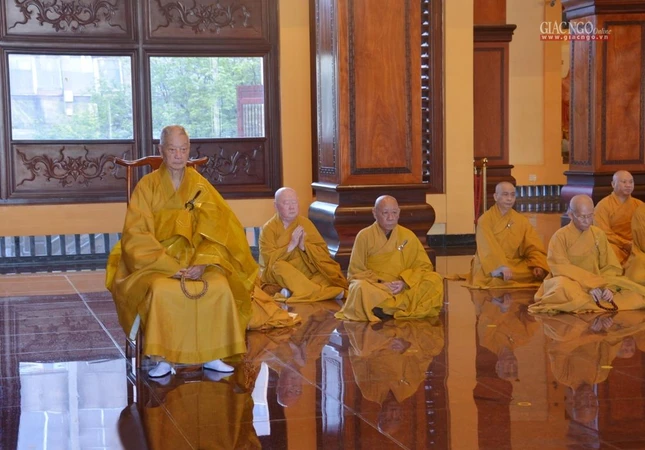 Đức Quyền Pháp chủ GHPGVN thính giới cùng đại chúng