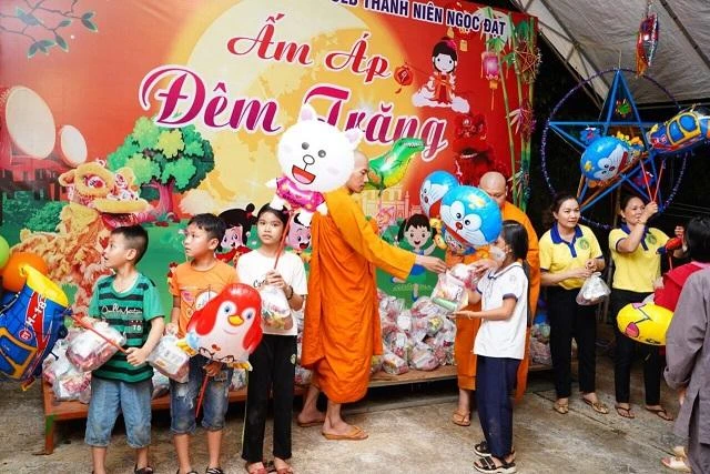 Đêm trung thu "Ấm áp đêm trăng" cho các cháu thiếu nhi