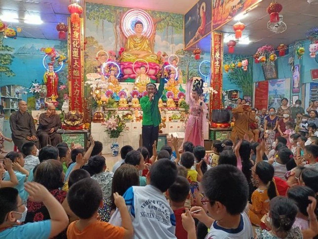 Thượng tọa Thích Minh Quang tổ chức hội trăng rằm tại chùa Linh Quang