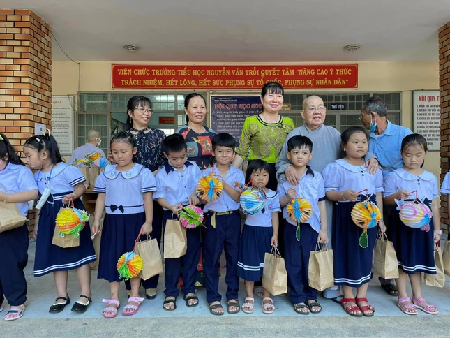 Ni trưởng Thích nữ Từ Nhẫn đã trao tặng hơn 400 phần quà cho học sinh