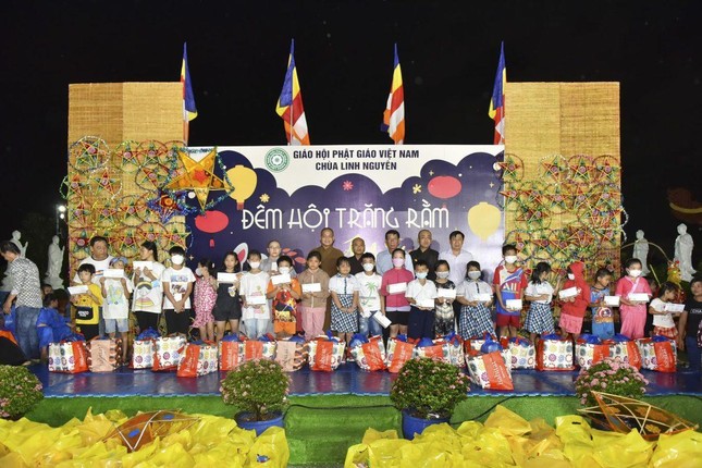 Ttổ đình Linh Nguyên tổ chức đêm hội trăng rằm “Ánh trăng nơi cửa thiền”