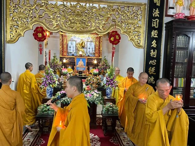 Thắp nến tri ân