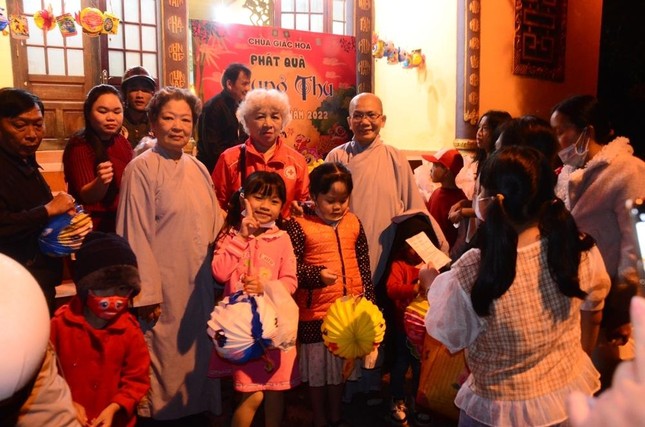 Sư cô Thích nữ Hạnh Tiến cùng nhóm phật tử tặng quà Trung thu cho các em thiếu nhi