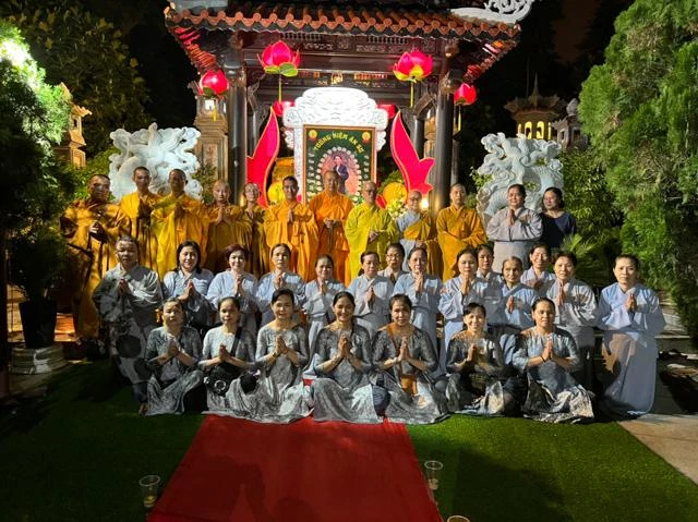 Trước bảo tháp ân sư