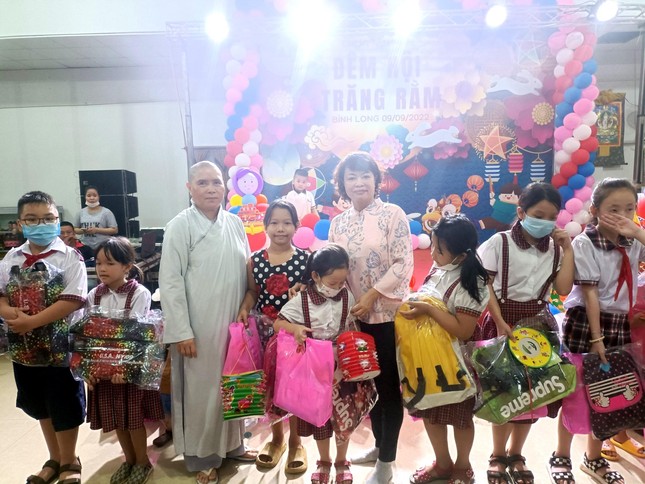 Ni sư Thích nữ Như Hiền, trụ trì chùa Tân Minh trao quà cho các em thiếu nhi