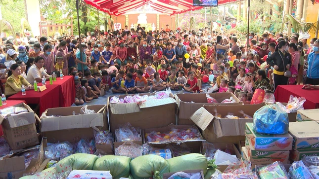 Trẻ em được chùa tổ chức vui Tết Trung thu và nhận quà