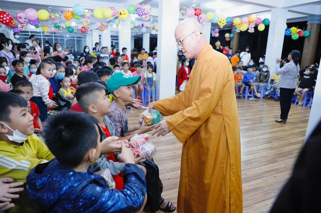 Thượng tọa Thích Quảng Hiền tặng quà trung thu cho trẻ em
