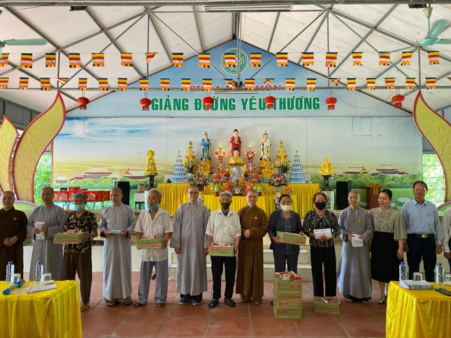 Ni sư Thích nữ Huệ Đức trao quà đến hộ nghèo tại chùa Vân Môn, tỉnh Thái Bình Ni sư Thích nữ Huệ Đức trao quà đến hộ nghèo tại chùa Vân Môn, tỉnh Thái Bình