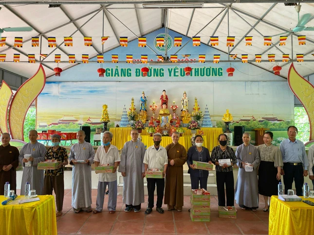 Ni sư Thích nữ Huệ Đức trao quà đến hộ nghèo tại chùa Vân Môn, tỉnh Thái Bình