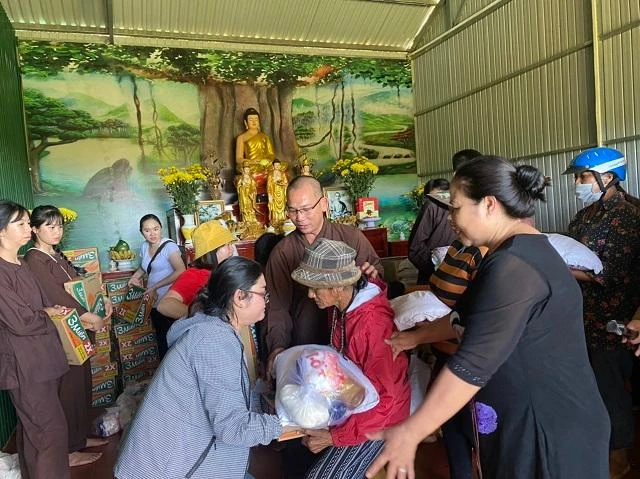 Trao quà hỗ trợ những gia đình khó khăn