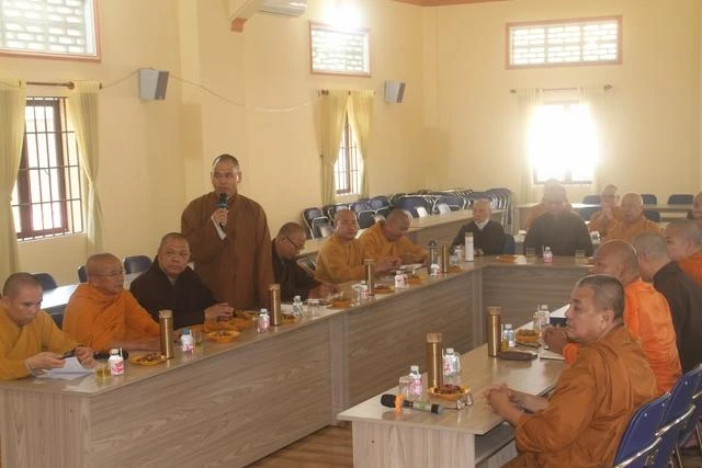 Chư tôn đức Ban Thường trực tham dự họp