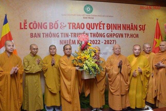 Đón nhận lẵng hoa chúc mừng của Ban Thường trực Ban Trị sự GHPGVN TP.HCM