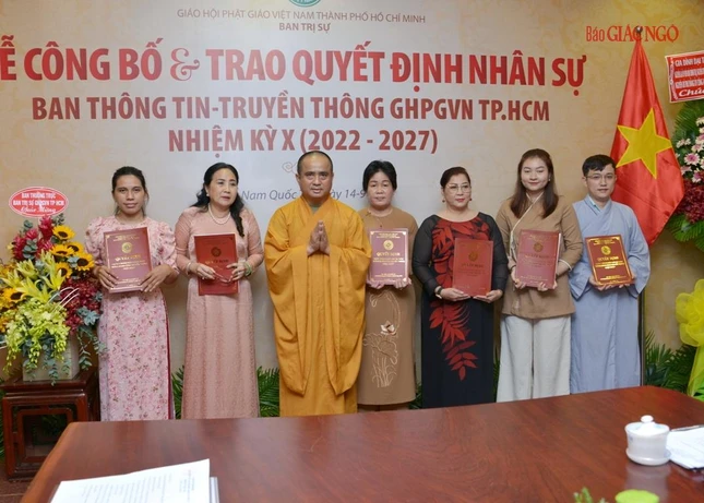 Trao quyết định đến thành viên nhóm "Đồng hành cùng truyền thông Phật giáo"