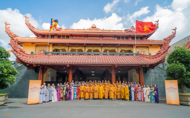 Chư tôn đức và Phật tử chụp hình lưu niệm trước sảnh Việt Nam Quốc Tự - Ảnh: Thiện An